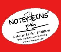 Ovales Logo "Note Eins" auf rotem Hintergrund mit Text "Schüler helfen Schülern".