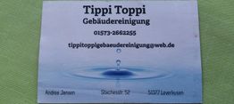 Visitenkarte von Tippi Toppi Gebäudereinigung mit Kontaktinformationen auf grünem Hintergrund.