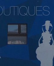 Blaue Modevitrine mit Silhouetten und buntem Logo links oben. Text: "LES BOUTIQUES" und Namen.