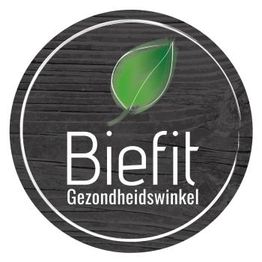 Logo van Biefit Gezondheidswinkel met een groene blad op een donkere, houten achtergrond.