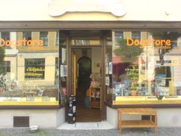 Außenansicht eines Ladens namens "Dogstore Dresden" mit Schaufenstern und Eingangstür.