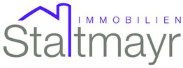 Logo der Firma Immobilien Staltmayr mit stilisiertem Hausdach in Blau.