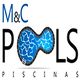 Logo de M&C Pools con figura de piscina azul en forma de O. Texto: "Piscinas".