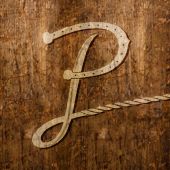 Letra "P" decorativa em madeira envelhecida, com detalhes rústicos e pregos aparentes.