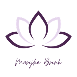 Lotusbloem in paarstinten met de tekst "Marijke Brink" eronder.