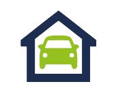 Grünes Auto in einem blauen Haus-Umriss, Symbol für Garage oder Autoversicherung.