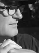 Eine Person mit Brille, die zur Seite schaut. Schwarz-weiß-Foto, Nahaufnahme.