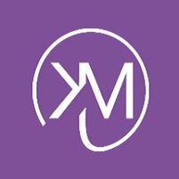 Weißes "KM"-Logo mit Kreis auf lila Hintergrund.