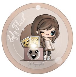 Petite fille dessinée avec appareil photo souriant et deux clichés joyeux.