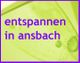 Text "entspannen in ansbach" auf grünem Hintergrund mit Wassertropfen auf einem Blatt.