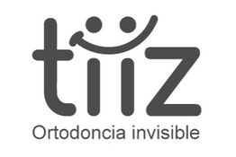 Logo de Tiiz con texto "Ortodoncia invisible" y diseño de sonrisa en las letras.