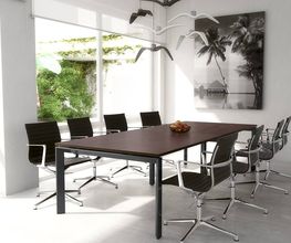 Sala de reuniones moderna con mesa marrón, sillas negras y cuadro de palmeras en la pared.