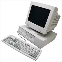 Alter Computer mit Röhrenmonitor, Tastatur und Desktop-Gehäuse in weiß.