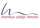 Logo mit geschwungener Linie und Text "markus slaby media" in lila und rot.
