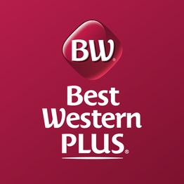 Logotipo da Best Western Plus em fundo vermelho, com letras brancas e detalhe em forma de losango.