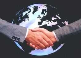 Händedruck vor Erdkugel, symbolisiert globales Geschäft und Kooperation.