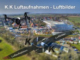 Drohne fliegt über ländliches Gebiet, Text: "K.K Luftaufnahmen - Luftbilder".