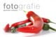 Rote und grüne Chilis auf weißem Hintergrund, mit Text "fotografie gunnar meyer".