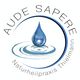 Tropfen in Wasser mit Text: „AUDE SAPERE Naturheilpraxis Thielmann“ rund herum.