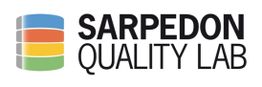 Logo von Sarpedon Quality Lab mit buntem, gestapeltem Symbol links und Schriftzug rechts.