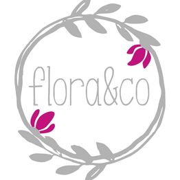 Logo circular "flora&co" con hojas grises y flores fucsias.