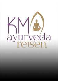 Logo mit Text "KM Ayurveda Reisen" und Silhouette einer meditierenden Figur in Braun und Violett.