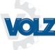 „VOLZ“-Logo in Blau vor einem grauen Zahnrad-Hintergrund.
