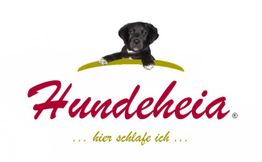 Welpe über einem Schriftzug "Hundeheia ... hier schlafe ich ...".