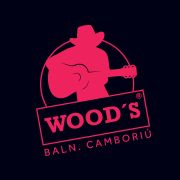 Logo rosa com cowboy e violão. Texto: "Wood's Baln. Camboriú". Fundo preto.
