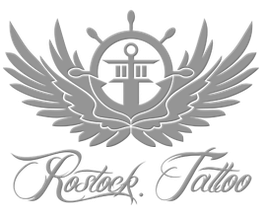 Logo mit Anker und Flügel, darunter der Schriftzug "Rostock Tattoo" in dekorativer Schriftart.