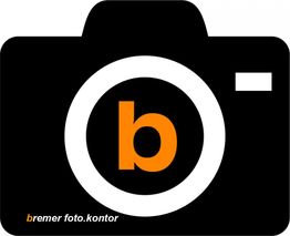 Stilisiertes Kameralogo mit orangefarbenem "b" und Text "bremer foto.kontor" in der Ecke.