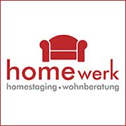 Rotes Sofa über dem Text "homewerk" und darunter "homestaging • wohnberatung" in Rot.