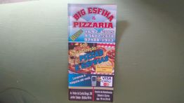 Panfleto da Big Esfiha & Pizzaria com telefones para contato e informações de entrega.