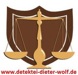 Waage über einem braunen Schild mit Text "www.detektei-dieter-wolf.de" am unteren Rand.