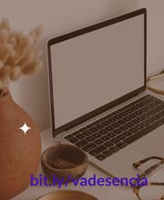 Portátil en un escritorio con jarrón, gafas y lámpara de diseño moderno. Enlace: bit.ly/vadesencia