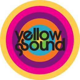 Logo con cerchi colorati e testo "yellow sound" al centro.