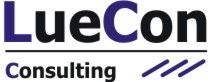 Logo mit dem Text "LueCon Consulting" in Schwarz und Blau, unterstrichen mit blauen Linien.
