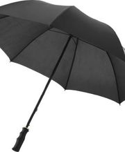 Schwarzer Regenschirm mit gebogenem Griff, geöffnet vor weißem Hintergrund.