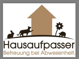 Schild mit Haustiersilhouetten, Haus und Schriftzug "Hausaufpasser, Betreuung bei Abwesenheit".