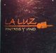 Schild mit der Aufschrift "LA LUZ PINTXOS Y VINO" auf schwarzem Hintergrund.