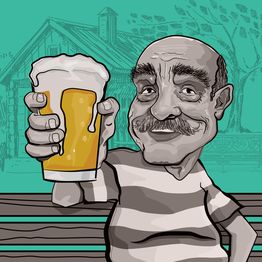 Homem em camiseta listrada segura uma cerveja, sentado em um banco com casa ao fundo.