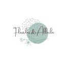 Elegantes Logo mit handgeschriebener Schrift, Blumen, Punkten und türkiser Kreisform.