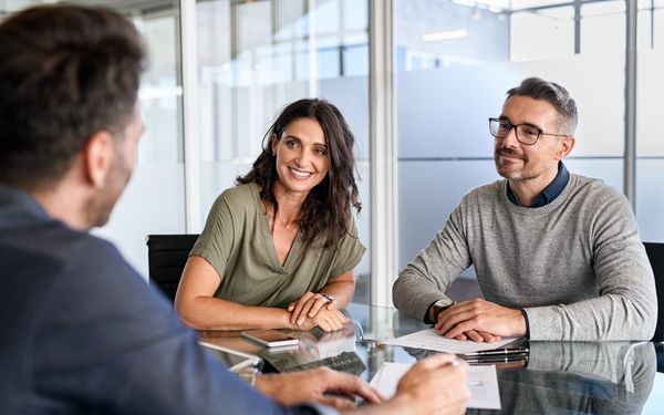 Zwei Gesellschafter treffen sich mit ihrem Steuerberater.