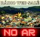 Cidade ao fundo com placas "Rádio Web Salé" e "NO AR" em destaque na imagem.