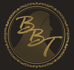 Goldenes Logo mit BBT-Buchstaben und einem Profil in einem verzierten Rahmen auf schwarzem Hintergrund.