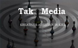 Schachfiguren auf Zielscheibe mit "Tak Media" Text. Kreative Arbeit in Kiel.