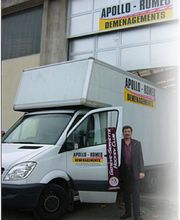 Mann steht neben LKW vor Apollo-Romeo Umzugsfirma-Gebäude mit sichtbarem Firmenlogo.