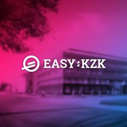 Logo mit "EASY:KZK" Design auf einem farbigen Hintergrund mit unscharfer Gebäudeansicht.