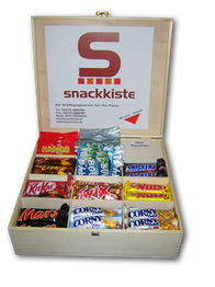 Holzkiste mit verschiedenen Snacks wie Haribo, KitKat und Snickers in Fächern.