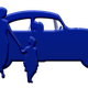 Silhouet van een gezin dat hand in hand loopt bij een klassieke auto.